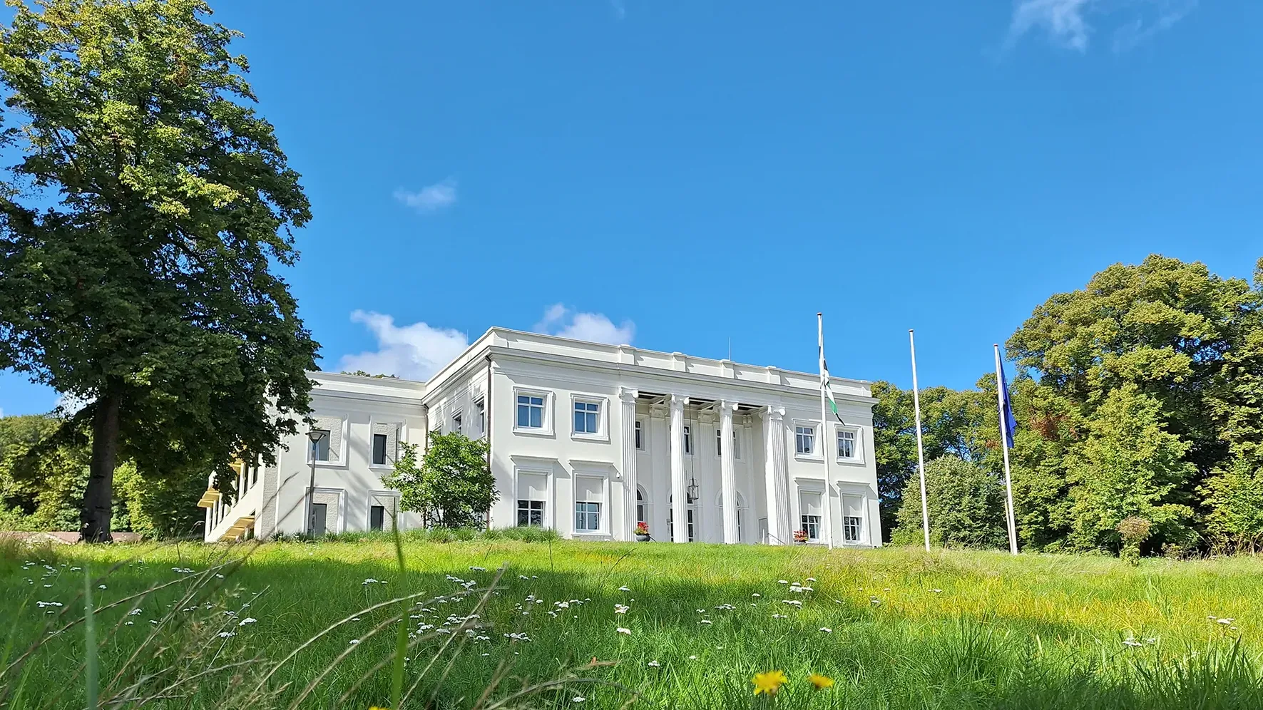 Gemeentehuis Bloemendaal in groene omgeving